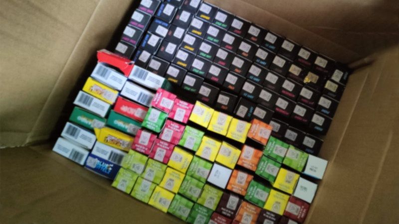 Warszawa: Mazowiecka KAS zabezpiecza nielegalne wyroby warte 1,9 mln zł. Obywatel Armenii usłyszał zarzuty