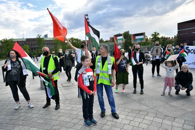 Wrocław, 19.05.2021. Uczestnicy marszu pokoju na Placu Wolności we Wrocławiu, 19 bm. Wydarzenie organizowane jest w proteście przeciw polityce Izraela wobec Palestyńczyków. (aldg) PAP/Maciej Kulczyński