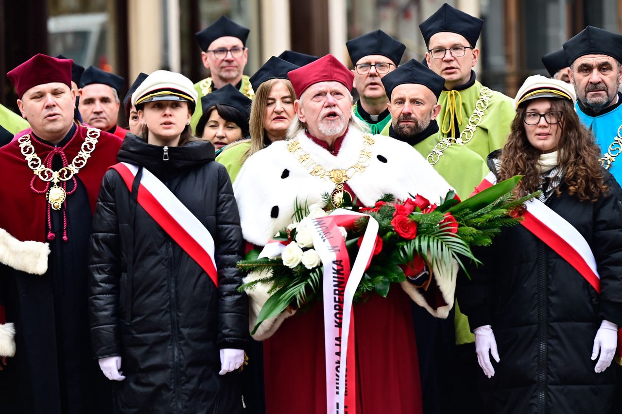 Z kwiatami dla patrona. Święto na Uniwersytecie Mikołaja Kopernika