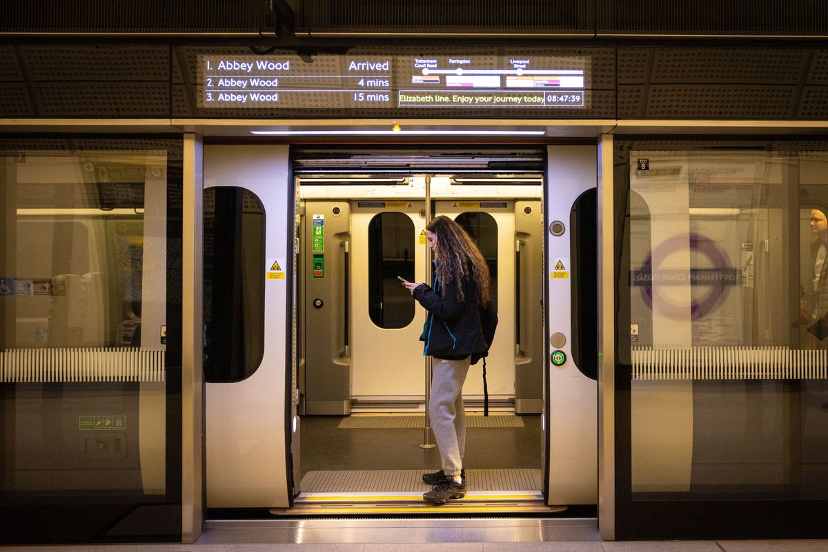 People commute along the Elizabeth Line on its first day of service as it joins the London Underground network in London, Britain, 24 May 2022. The line became operative after a delay of over four years, and some 3.5 billion euros over budget. EPA/TOLGA AKMEN Dostawca: PAP/EPA.