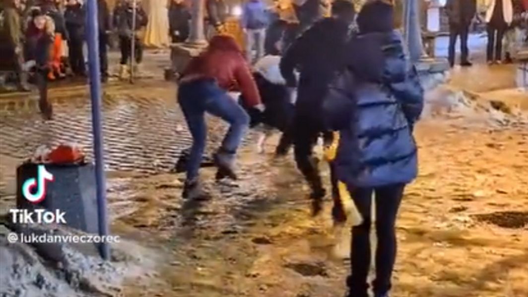 bójka na krupówkach