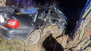 Złotowo: Samochód uderzył w drzewo, kierowca zginął na miejscu