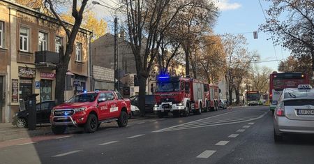 Pożar poddasza kamienicy w centrum Lublina. Mieszkańcy ewakuowani, budynek sprawdza nadzór budowlany [ZDJĘCIA]