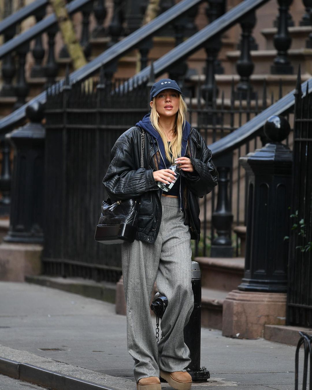 Jessica Mercedes zestawiła "ugly shoes" z eleganckimi spodniami