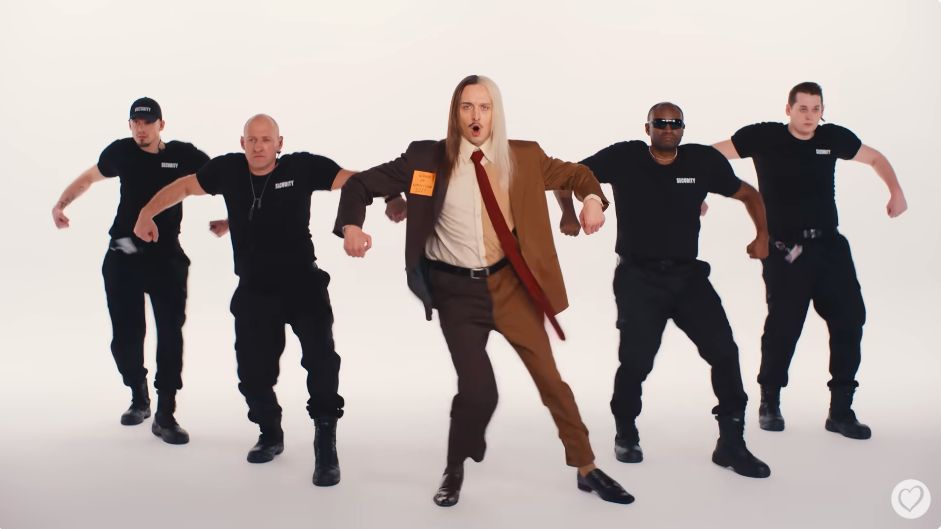 Tommy Cash w teledysku do "Espresso Macchiato"