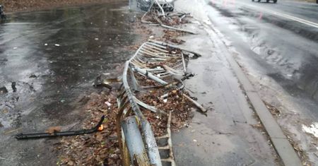 Młody kierowca w czarnym BMW zniszczył barierki i uciekł z miejsca. Szuka go policja