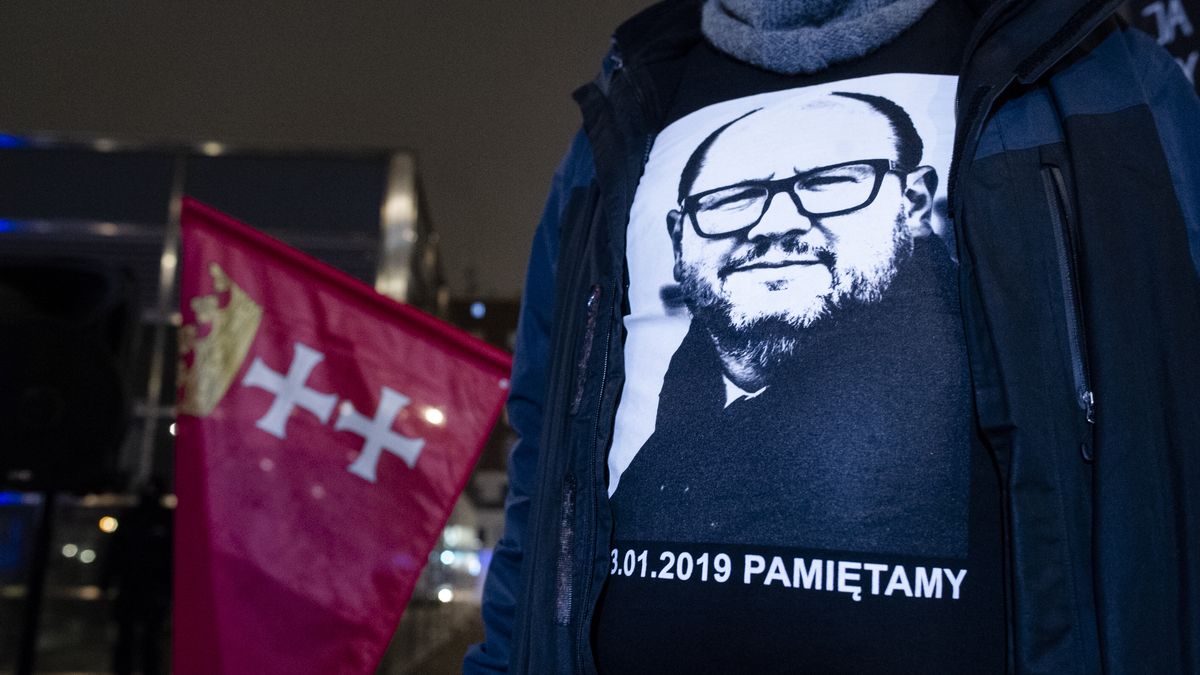 People take part ina candle light rally for the 2nd anniversary of the assassination of Pawel Adamowicz, in Warsaw, Poland, on January 13, 2021. Pawel Bogdan Adamowicz was a Polish politician and lawyer who served as the city mayor of Gdansk from 1998 until his assassination in 2019 (Photo by Piotr Lapinski/NurPhoto via Getty Images)