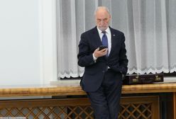 Nie wyjechał na plac. Macierewicz oblał egzamin na prawo jazdy
