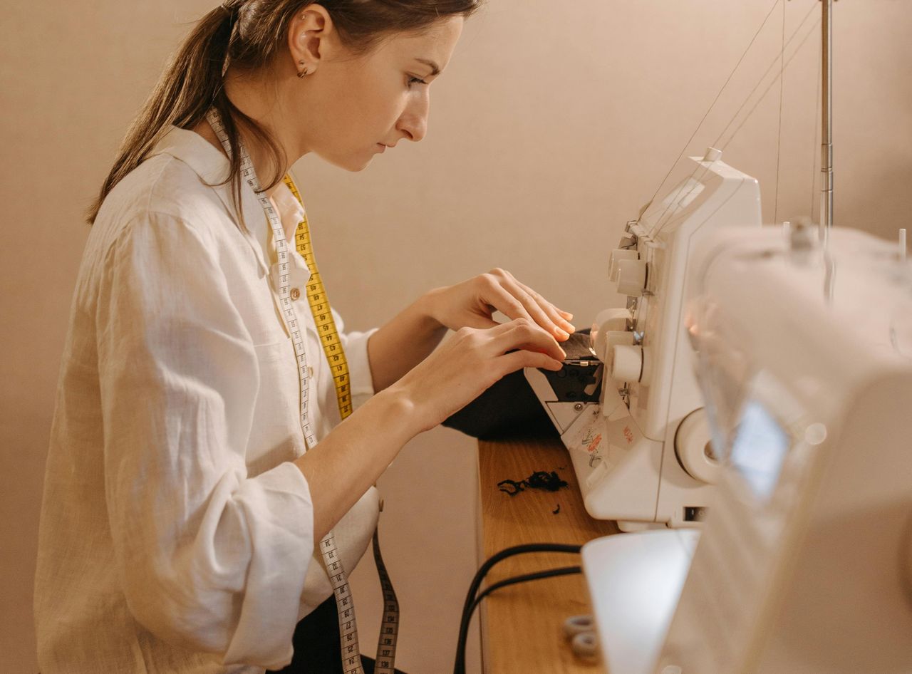 Nawet 7 tys. zł "na rękę". Oto zarobki krawcowej w Warszawie
