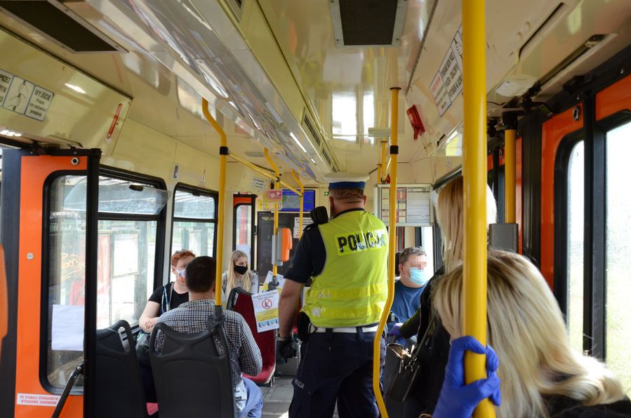 Policja nałożyła 13 tys. mandatów za brak maseczek. Obowiązują także w autobusach i samochodach