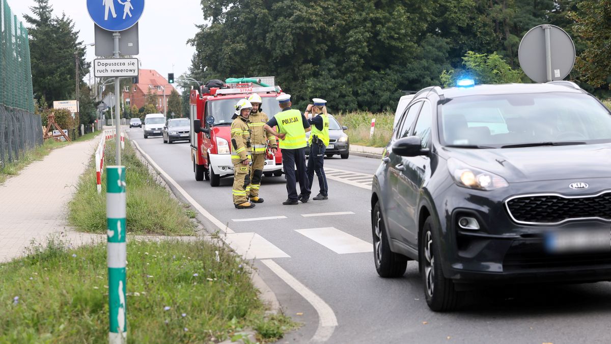 Lutogniew, 02.09.2023. Miejsce kolizji auta osobowego i rowerzysty w miejscowości Lutogniew k. Krotoszyna, 2 bm. Autem kierowała minister zdrowia Katarzyna Sójka. Jak informuje wielkopolska policja, rowerzysta jechał ścieżką rowerową i w obrębie skrzyżowania zjechał z tej ścieżki na przejście dla pieszych, gdzie doszło do potrącenia. Rowerzysta nie odniósł obrażeń. (amb) PAP/Tomasz Wojtasik ***Zdjęcie do depeszy PAP pt. "Wielkopolskie/ Kolizja z udziałem rowerzysty; samochodem kierowała minister zdrowia" ***