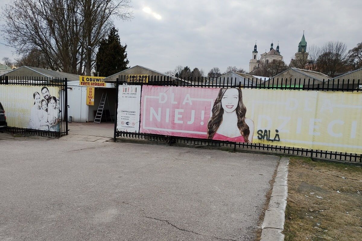 Wejście na Targ Pod Zamkiem