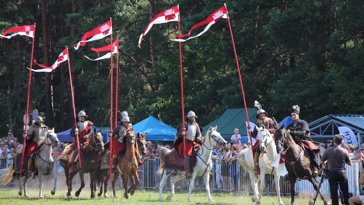 Husaria na koniach podczas Festiwalu Oręża Polskiego w Janowie Lubelskim