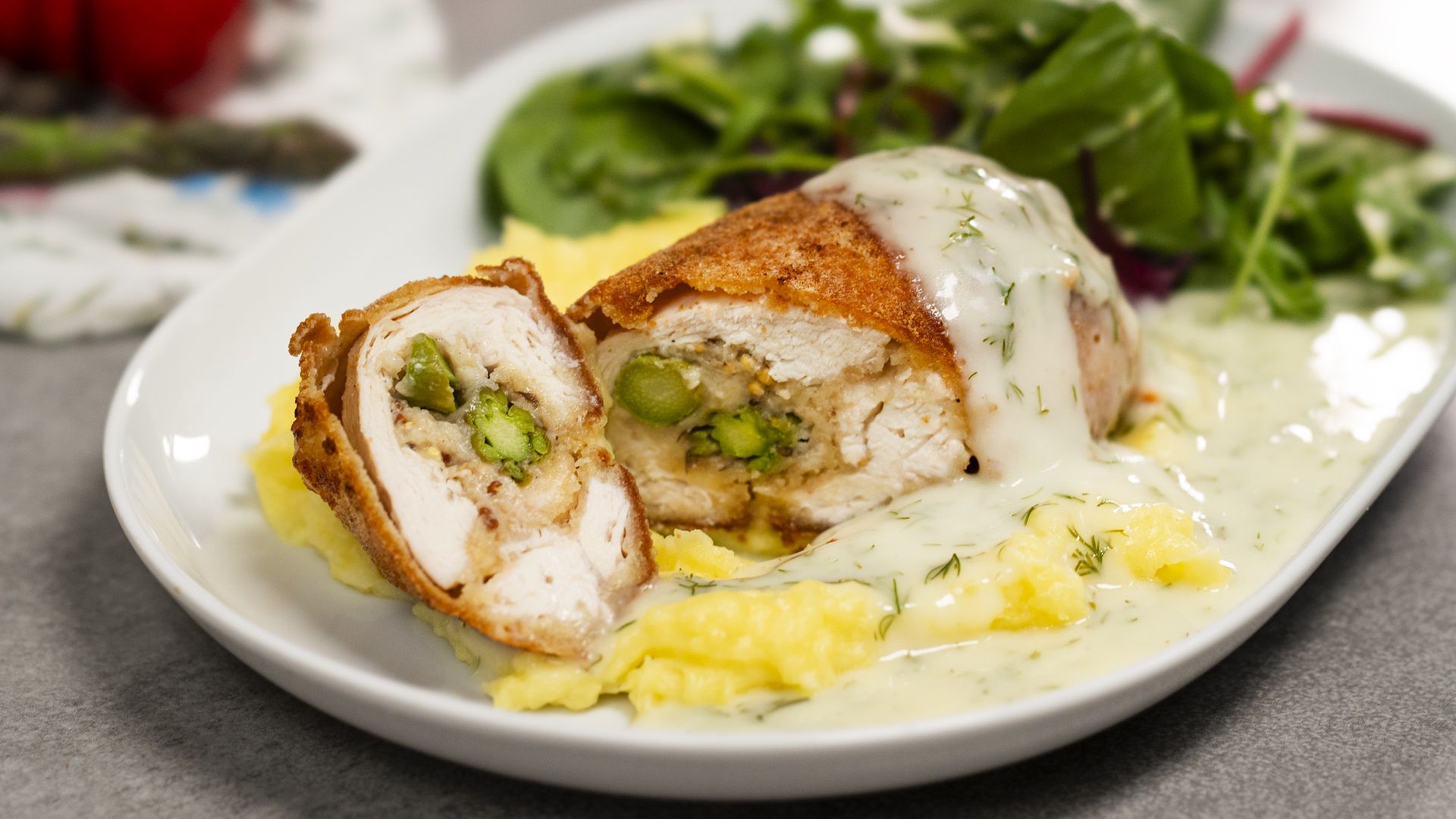 Kiedy tylko w sklepach pojawiają się szparagi, robię ten obiad. Każdy czeka z niecierpliwością