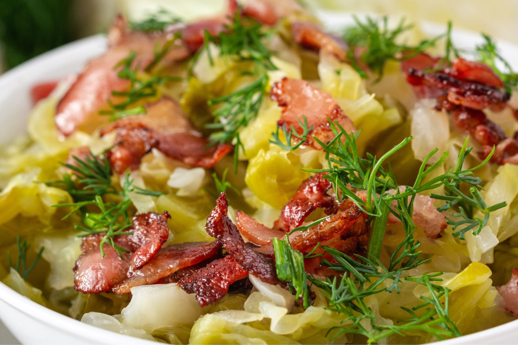 Zapomnij o ciężkim bigosie. Do obiadu podaj młodą kapustę zasmażaną z koperkiem