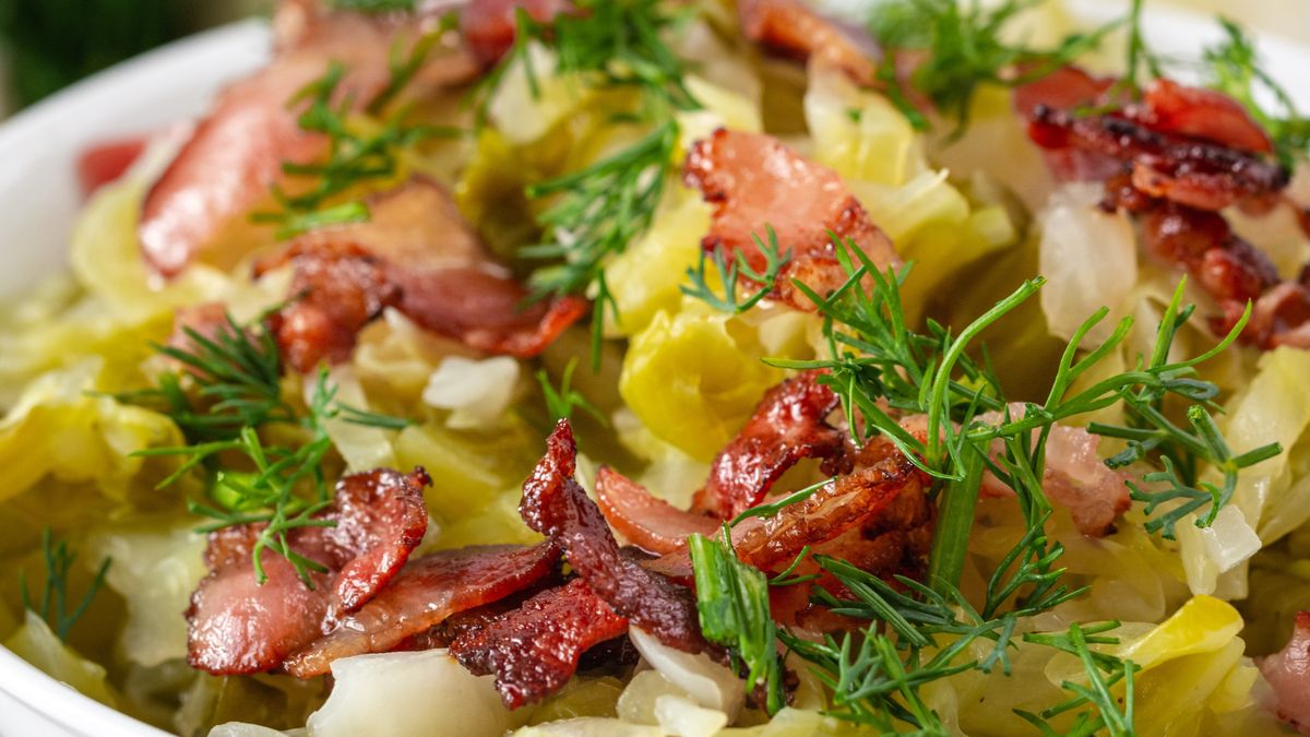 Zasmażana młoda kapusta z boczkiem