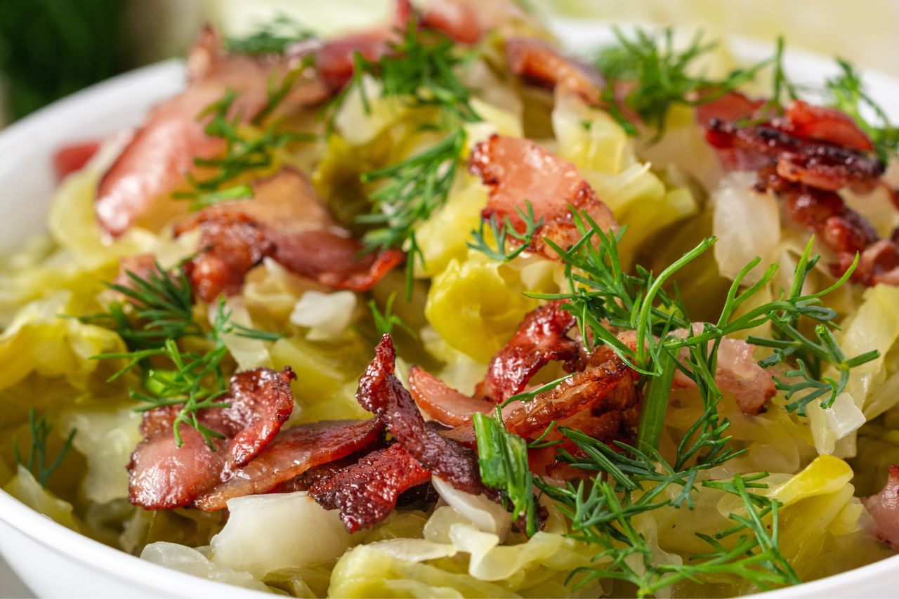 Zapomnij o ciężkim bigosie. Do obiadu podaj młodą kapustę zasmażaną z koperkiem