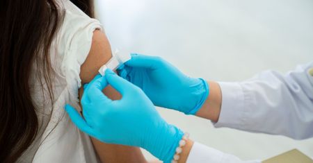 Zapowiedź obowiązkowych szczepień przeciw HPV i fala dezinformacji