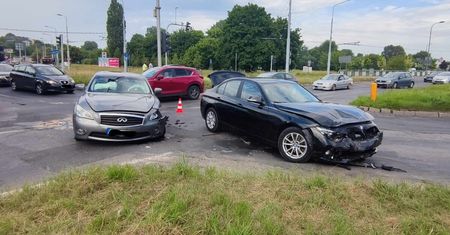 Nie patrzył na światła, wjechał na czerwonym. Doprowadził do zderzenia z infiniti. Zobacz nagranie