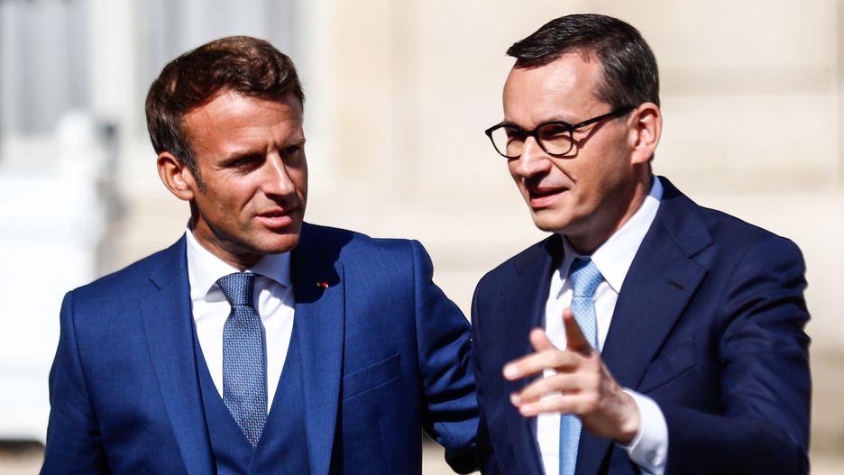 French President Emmanuel Macron (L) welcomes Polish Prime Minister Mateusz Morawiecki (R)? at the Elysee Palace in Paris, France, 29 August 2022. EPA/MOHAMMED BADRA Dostawca: PAP/EPA.