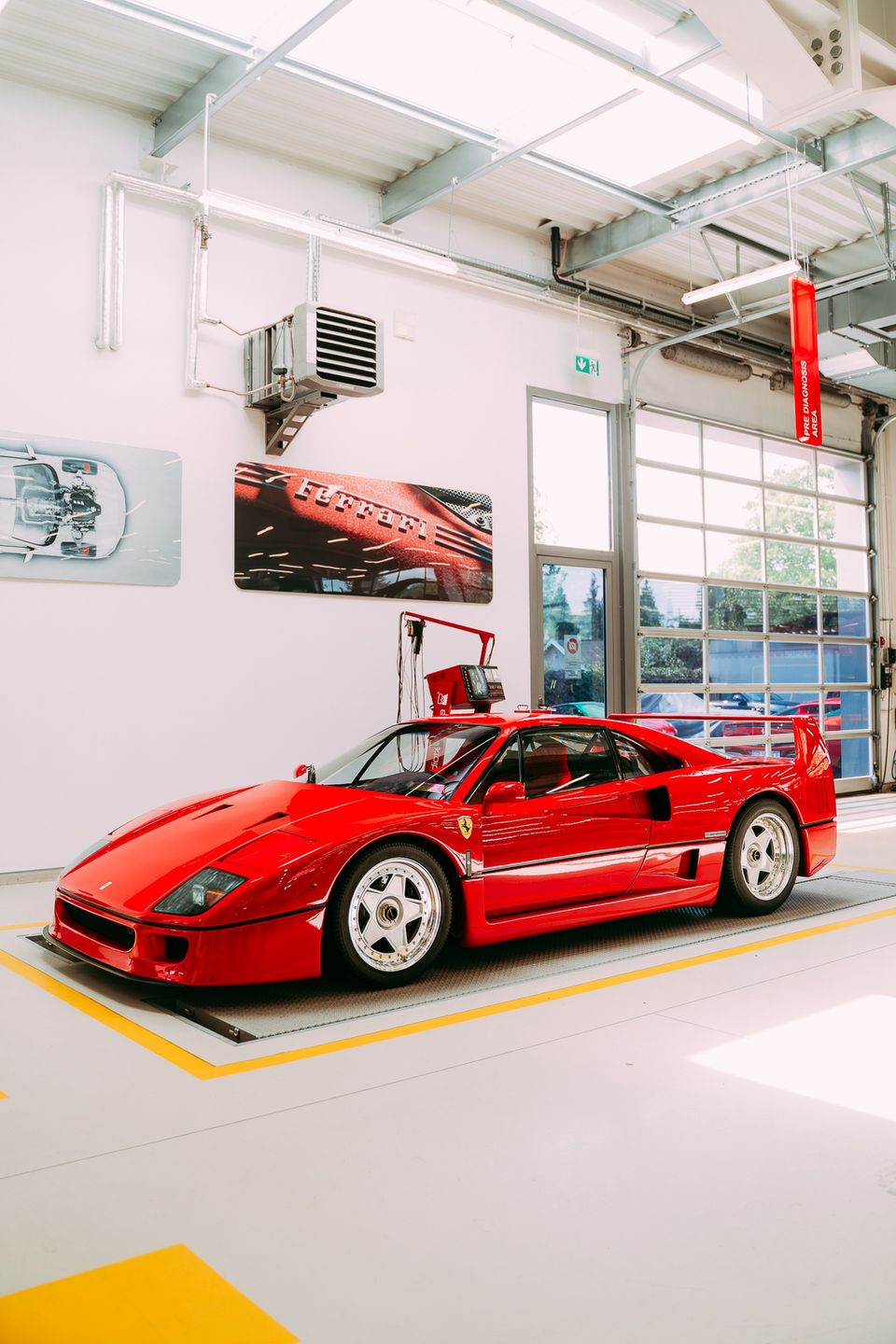 Ferrari F40 w Ferrari Katowice (1990)
