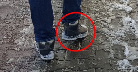 Nałóż na but. Sprytny myk na śliskie chodniki