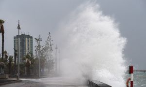 Zamknięte szkoły, odwołane loty i zakaz kąpieli w oceanie. Chaos w europejskim kraju