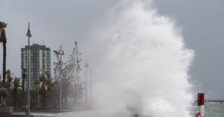 Zamknięte szkoły, odwołane loty i zakaz kąpieli w oceanie. Chaos w europejskim kraju