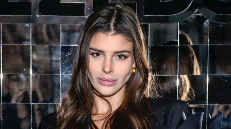 Anna Markowska pręży ciało na schodach w Saint-Tropez