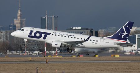 Pilot LOT-u kradł alkohol? Ujawniono nagranie