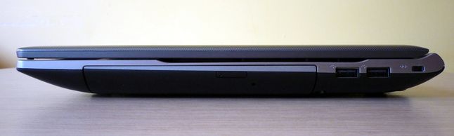 Samsung 550P5C - ścianka prawa (nagrywarka DVD, 2 x USB 2.0, Kensington Lock)