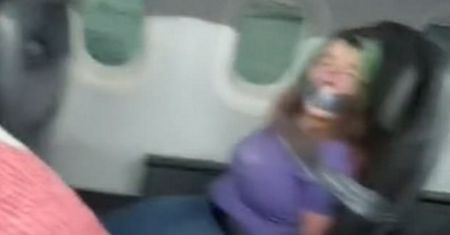 Sceny grozy w samolocie. Personel użył taśmy klejącej