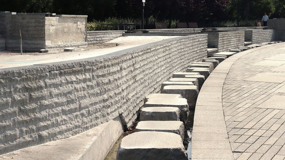 Fontanna na placu Pokoju w Oświęcimiu pozostaje nieczynna. Z takim widokiem muszą się pogodzić mieszkańcy Oświęcimia.