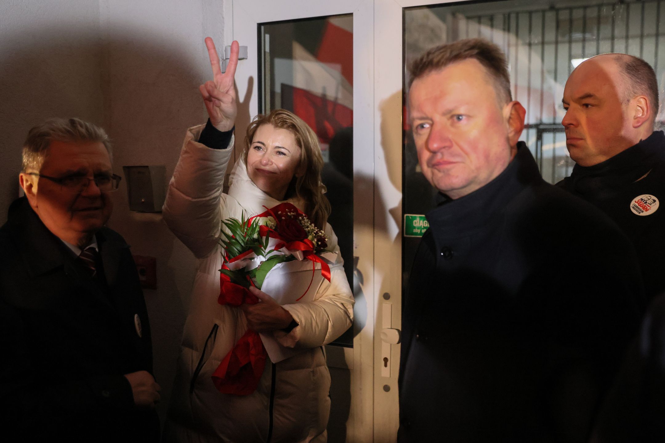 Przytuły Stare, 23.01.2024. Posłowie PiS Mariusz Błaszczak (2P), Jan Dziedziczak (P) i Czesław Hoc (L) oraz żona Macieja Wąsika Romualda Wąsik (2L) przed Zakładem Karnym w Przytułach Starych, 23 bm. Maciej Wąsik opuścił Zakład Karny w Przytułach Starych. (sko) PAP/Leszek Szymański