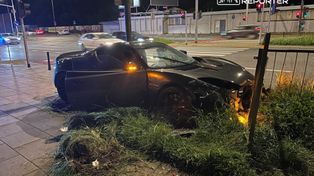 Kolizja na Wale Miedzeszyńskim w Warszawie. Rozbito unikatowy Lotus za prawie 500 tys. zł