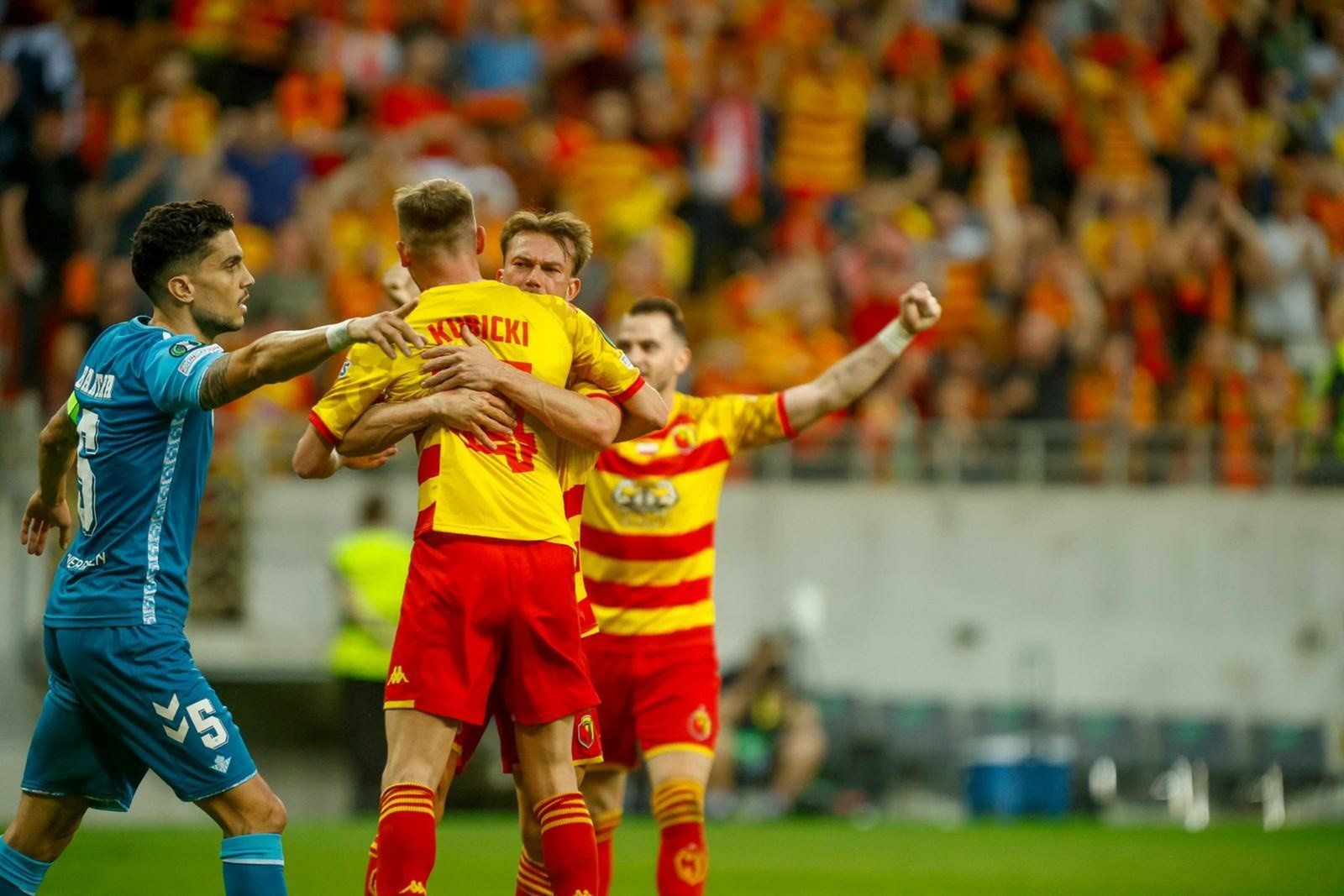Jagiellonia ukarana przez UEFA. Kibice blokowali przejścia. Były też treści, nienadające się na sport
