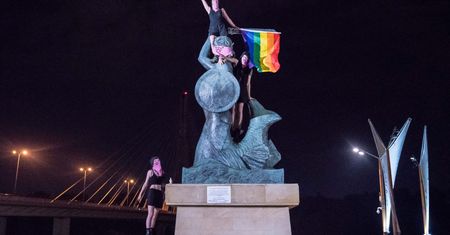 Warszawa. Tęczowe flagi na pomnikach. Trzecia osoba zatrzymana