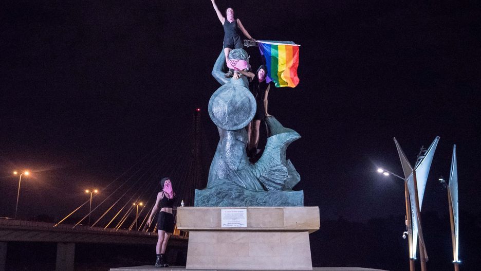 Warszawa. W ręce policji wpadła trzecia osoba, która rozwieszała tęczowe flagi na pomnikach