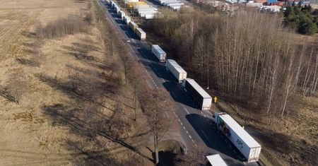 Zamknąć granicę dla ciężarówek? "Rosja ratuje się jak może. Tylko globalne sankcje przyniosą efekt"