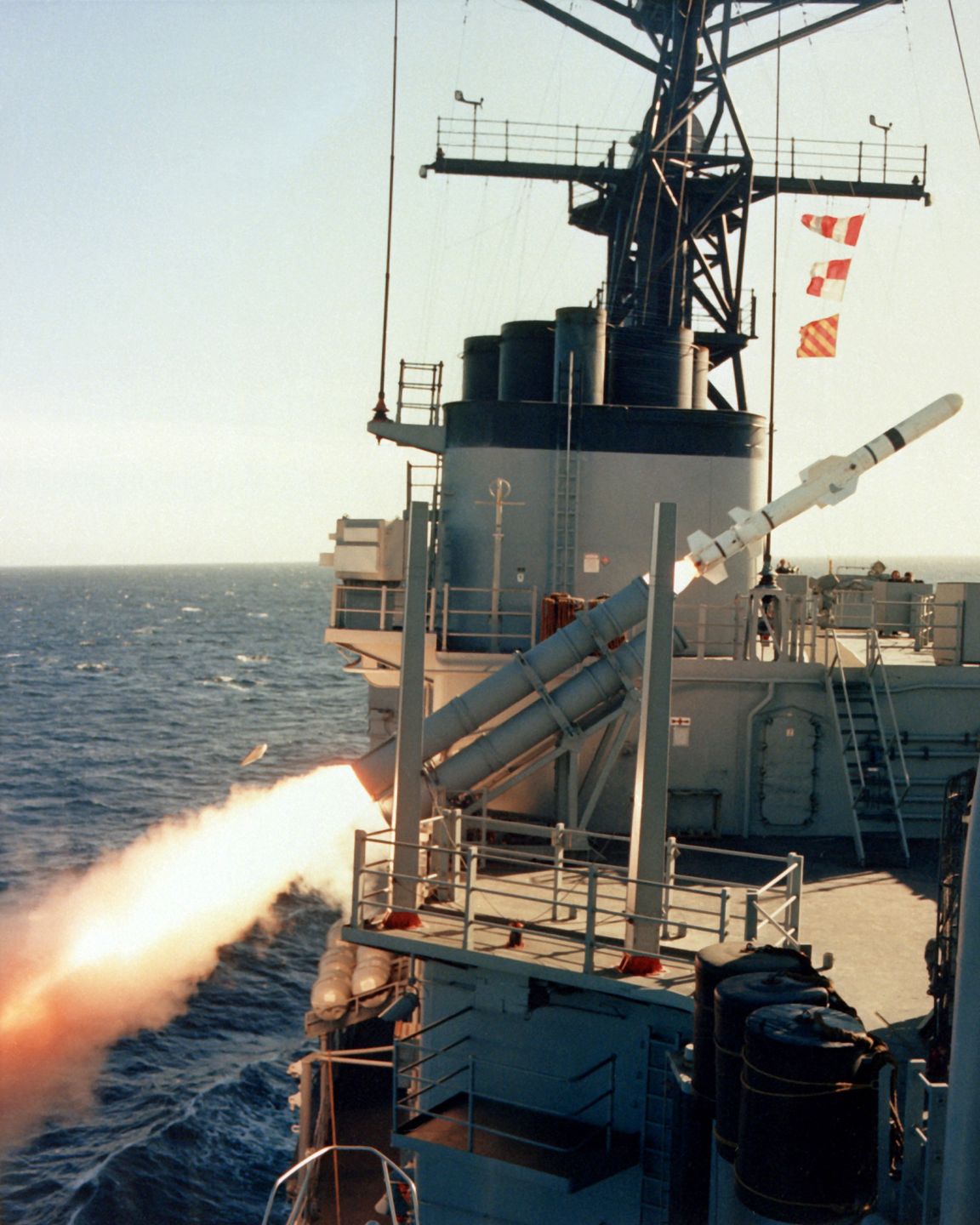 Pocisk Harpoon odpalony z niszczyciela USS FLETCHER.