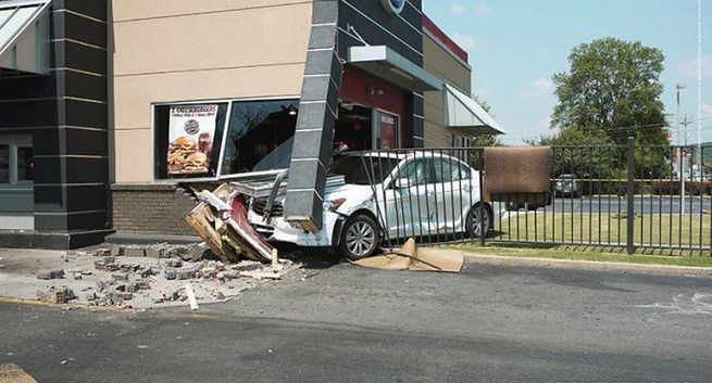 Burger King wykorzystuje prawdziwe kolizje przy jego restauracjach do promowania opcji dostawy