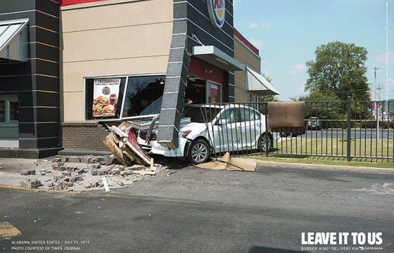 Burger King wykorzystuje prawdziwe kolizje przy jego restauracjach do promowania opcji dostawy