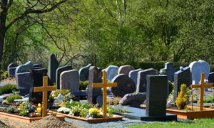 Szok na cmentarzu. Ludzkie szczątki tuż przy grobie. Tak to tłumaczą