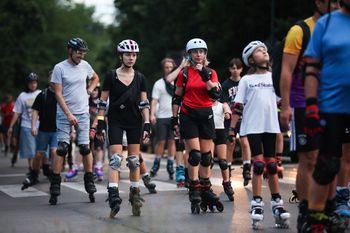 Nocny przejazd rolkarzy i rowerzystów w Radomiu. Przed nami kolejna edycja Nightskatingu stowarzyszenia Zarolkujemy Radom