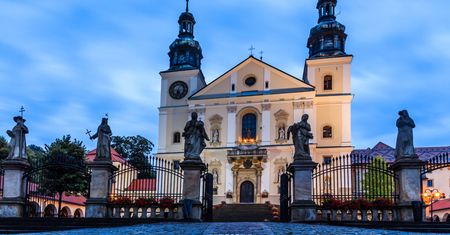 To sanktuarium ściąga tłumy pielgrzymów. Można w nim podziwiać ruchomą szopkę