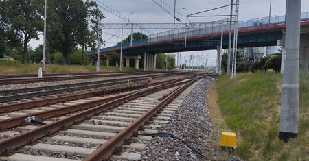 Kolejarze czuwają nad bezpiecznymi i sprawnymi podróżami podczas długiego weekendu