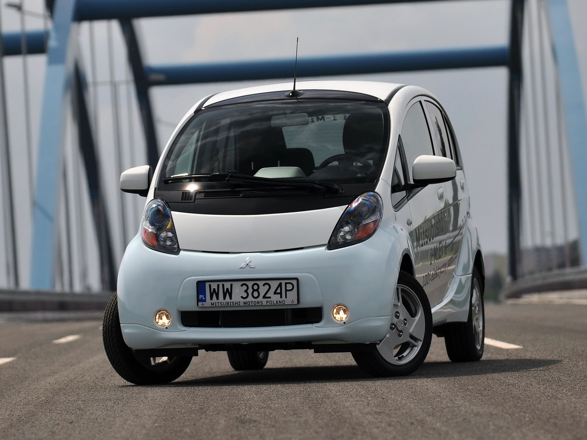 Tak wygląda oryginał, czyli Mitsubishi i-MiEV, który odróżnia się od francuzów znaczkiem umieszczonym na zderzaku