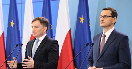 Morawiecki kontra Ziobro. Komisja Europejska działa w duchu zapowiedzi premiera