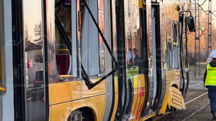 Warszawa: Ciężarówka wjechała w bok tramwaju na Białołęce. Trzy osoby poszkodowane. Duże zniszczenia pojazdów
