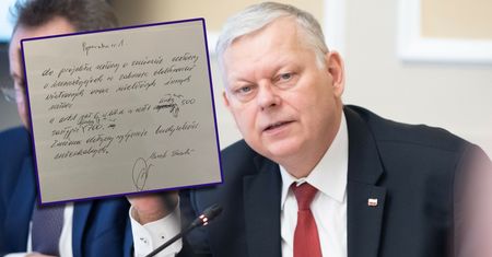 Marek Suski napisał poprawkę na kartce. "Tak PiS stanowi prawo"
